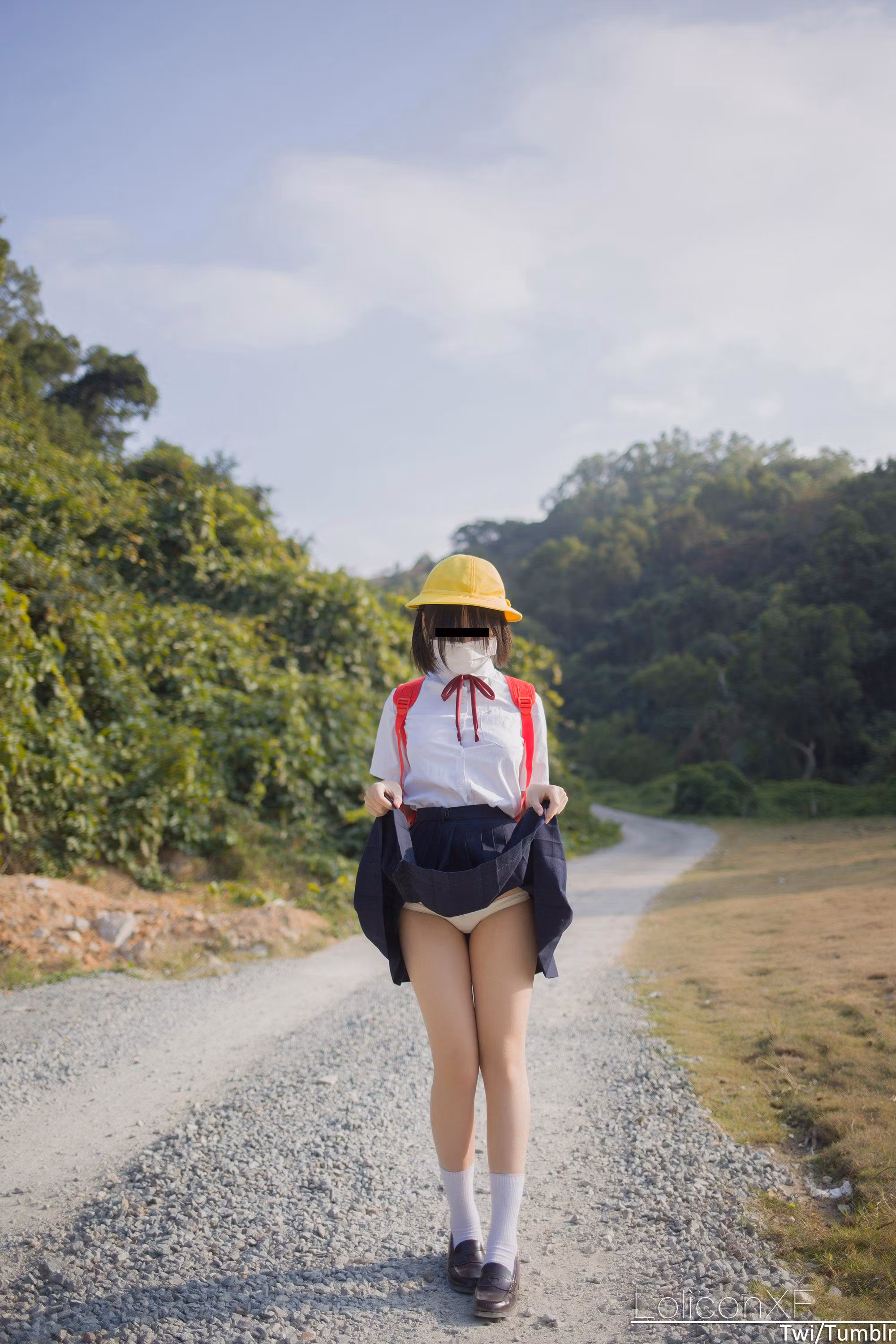 晴朗天空山峦草地背景下勾勒极品萝莉身形曲线